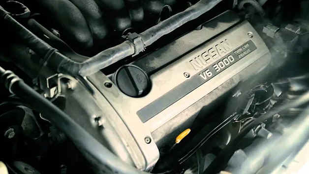 Motor V6 3000 do Nissan Maxima de 1996 em grande plano