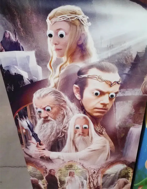 Cartaz de O Senhor dos Anéis com olhos esbugalhados de plástico colados nas personagens
