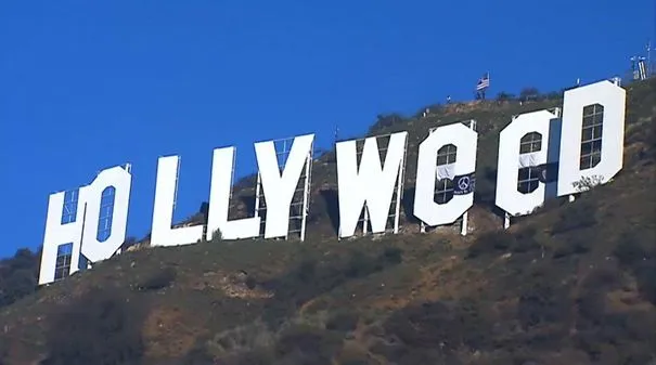 Letreiro de Hollywood alterado para ler Hollyweed, nas colinas de Los Angeles
