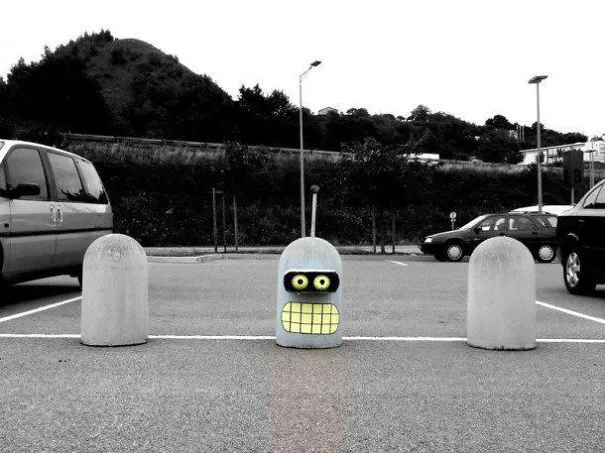 Pilarete de estacionamento pintado como a cabeça do Bender, o robô da série Futurama