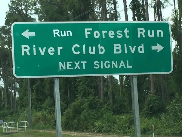 Placa verde de estrada com as palavras Run e Forest Run, a fazer lembrar o filme Forrest Gump