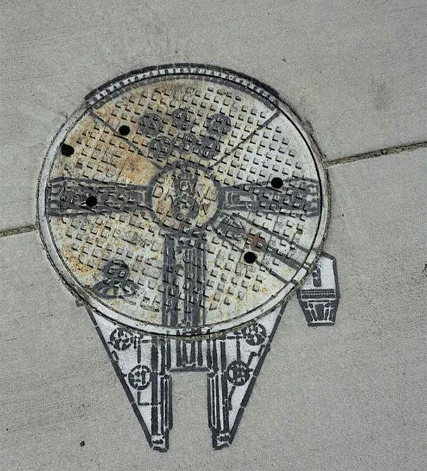 Tampa de saneamento redonda com o resto da nave Millennium Falcon, de Star Wars, desenhado à volta