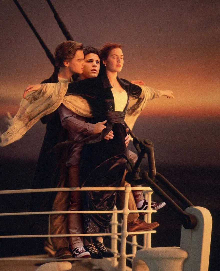 Average Rob entalado entre o casal na cena da proa do filme Titanic, ao pôr do sol