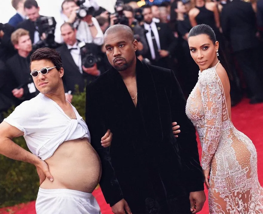 Average Rob mostra a barriga numa passadeira vermelha ao lado de um casal de celebridades rodeado de fotógrafos