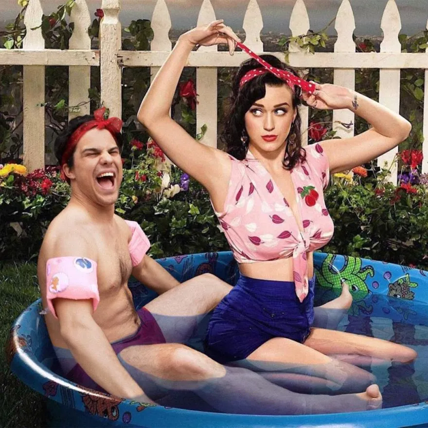Average Rob numa piscina insuflável, com braçadeiras cor-de-rosa, ao lado de uma cantora vestida ao estilo pin-up