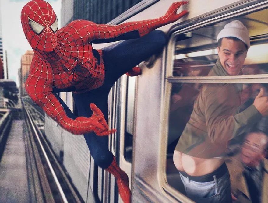 O Homem-Aranha agarrado à janela de uma carruagem de metro, com Average Rob lá dentro a mostrar o rabo