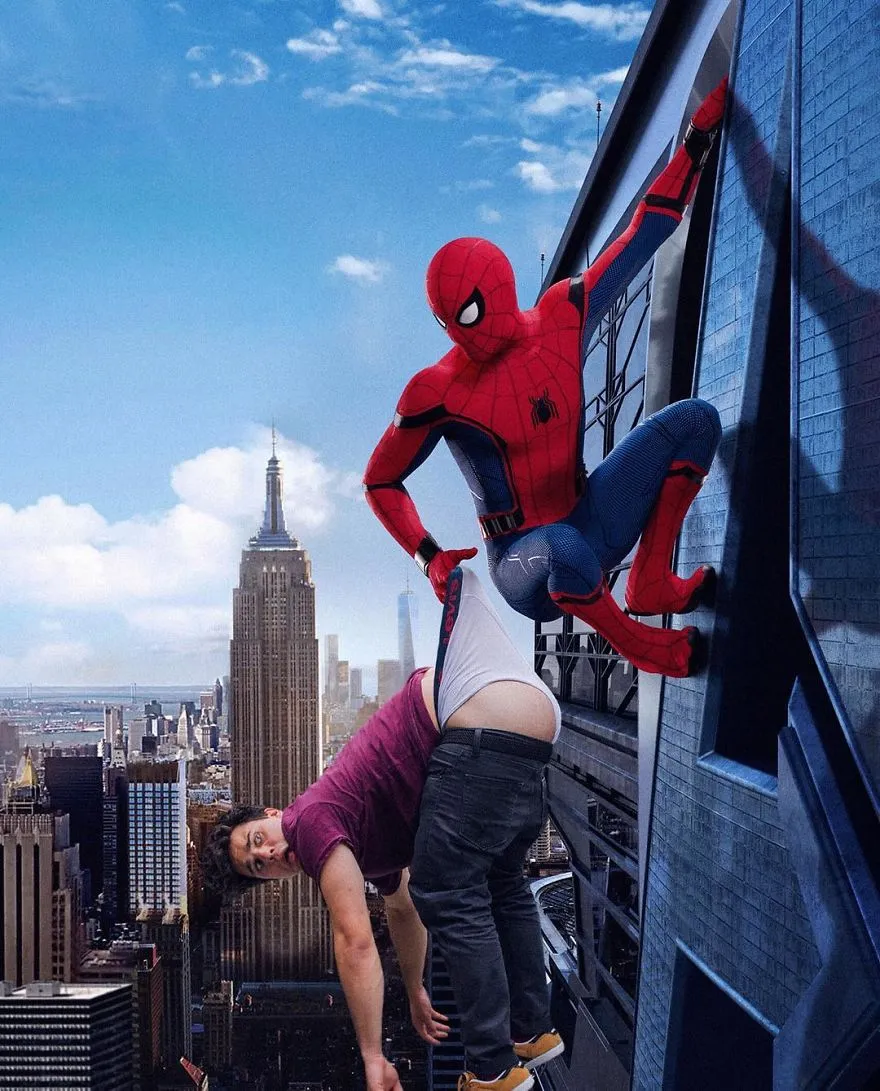 O Homem-Aranha agarrado a um arranha-céu de Nova Iorque e Average Rob pendurado ao lado, com as calças a descair