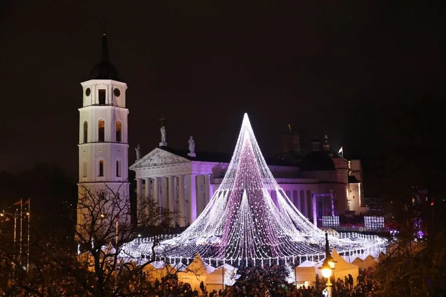 Árvore de Natal de luzes em frente à Catedral de Vilnius e ao campanário