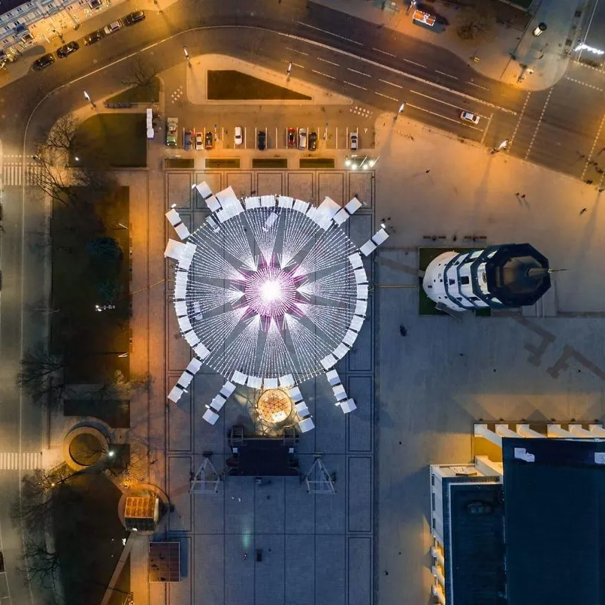 Árvore de Natal de Vilnius vista de cima, na vertical, com o desenho circular das luzes