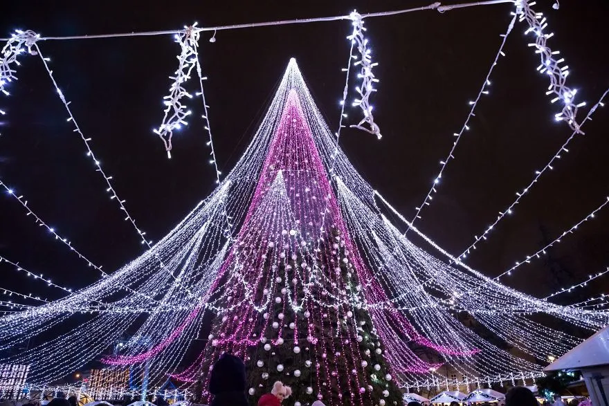 Pormenor da árvore de Natal de Vilnius com fios de luzes suspensos por cima da praça