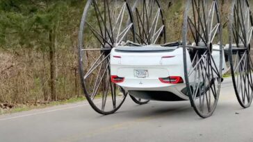 WhistlinDiesel desafia a lógica: Tesla com rodas gigantes e a andar ao contrário