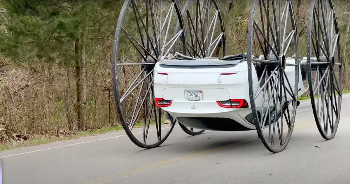 WhistlinDiesel desafia a lógica: Tesla com rodas gigantes e a andar ao contrário