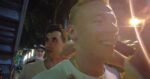 Turista belga filma momento em que tailandesa o abraça e lhe rouba o fio de ouro em segundos
