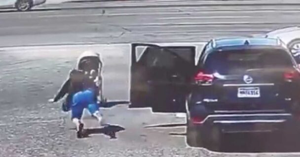 Mulher cai e deixa carrinho de bebé ir em direção à estrada