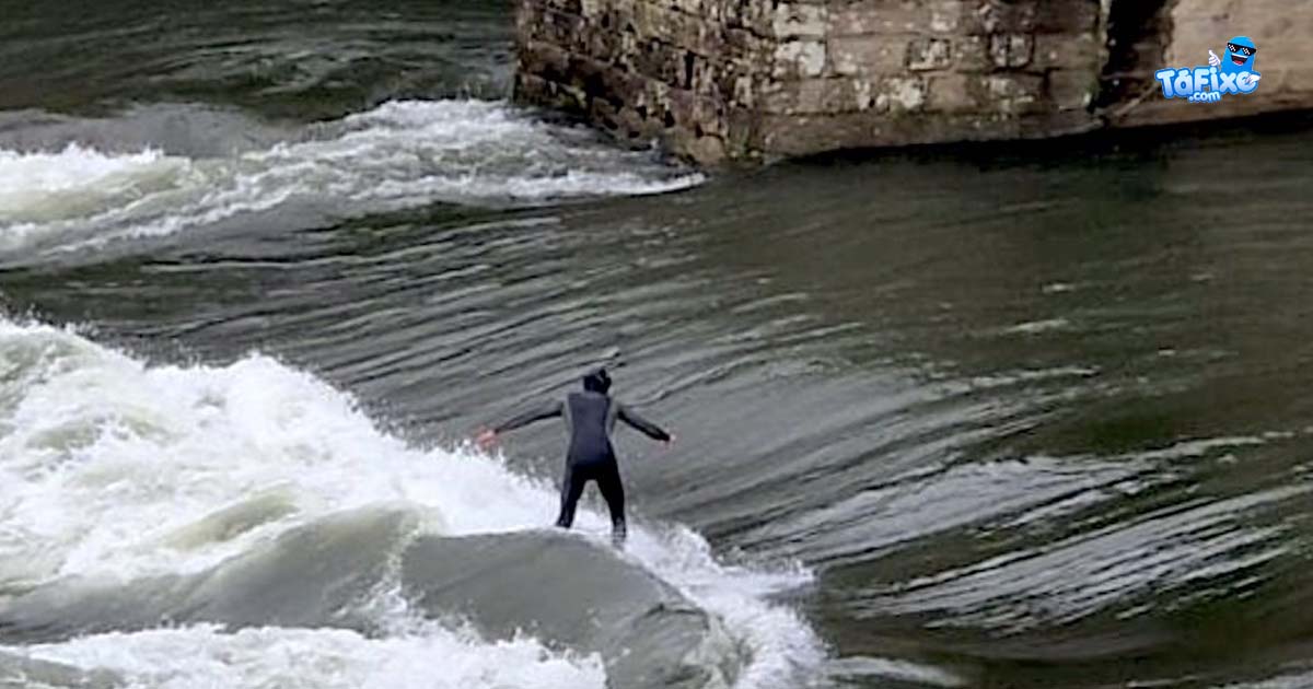 Homem faz surf no rio Cávado, em Barcelos, e abre a "porta" para a busca de mais ondas estáticas em Portugal