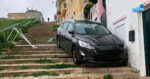 TVDE ‘rebenta’ carro todo a descer escadaria em Lisboa