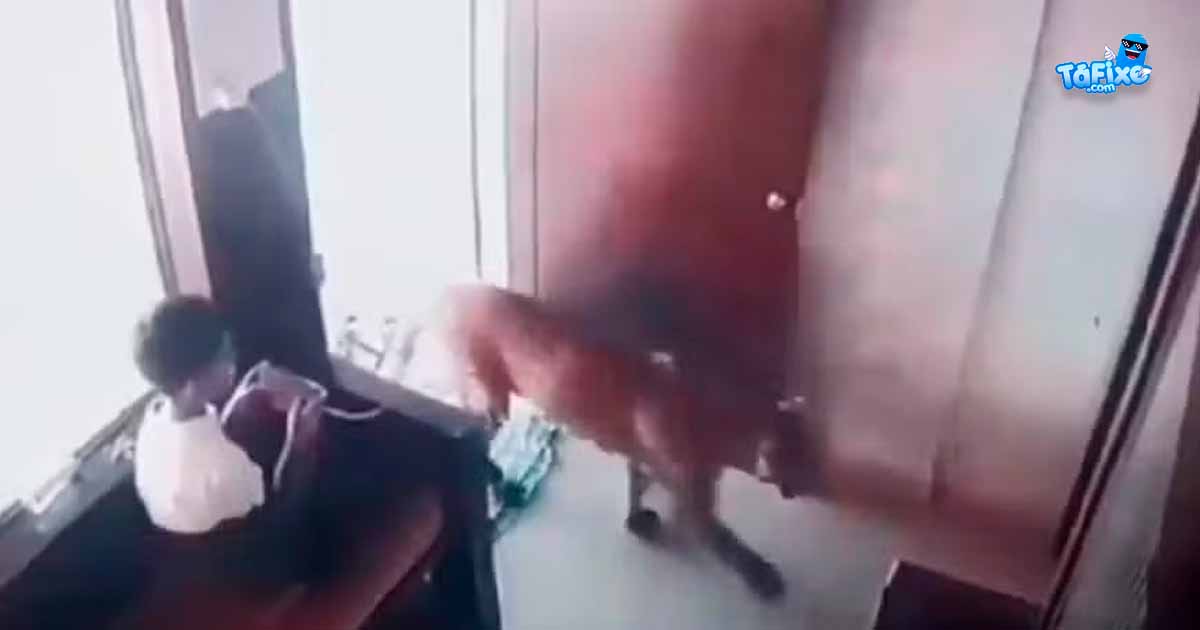 Menino com muito sangue frio prende leopardo que lhe entrou em casa